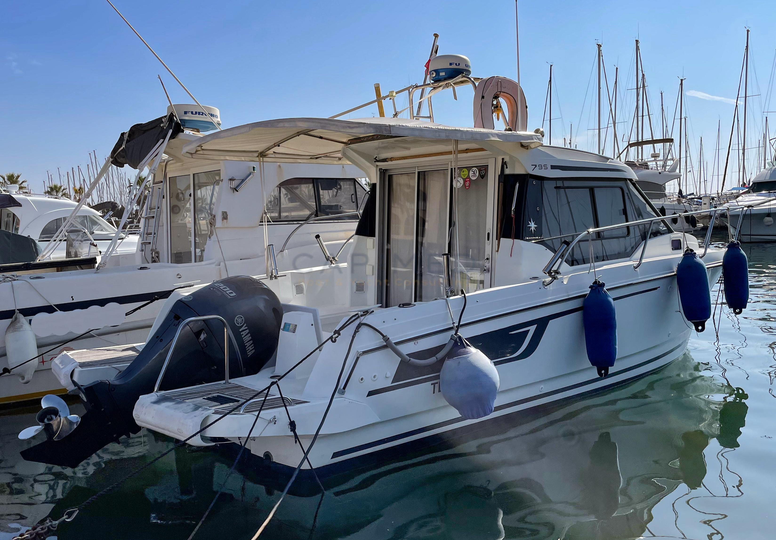 Jeanneau Merry Fisher 795 2017 Jeanneau Merry Fisher 795 boat docked in marina, featuring Yamaha outboard motor.