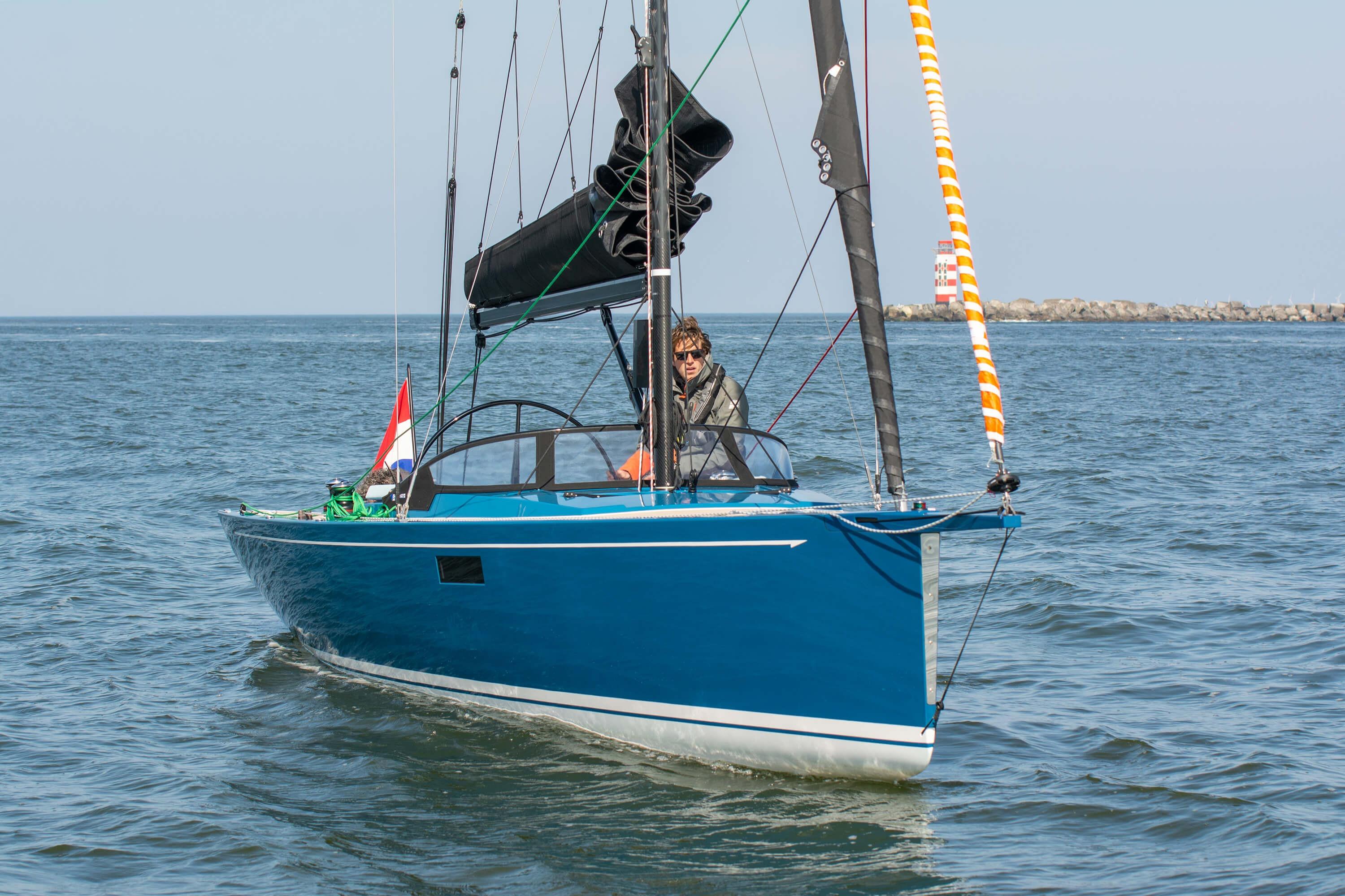 Saffier Se 27 Leisure 2026 Saffier Se 27 Leisure sailboat on open water, featuring sleek blue design.