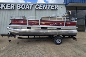 Sun Tracker 18 Bass Buggy 2021 Sun Tracker BB18 pontoon boat on trailer at dealership.
