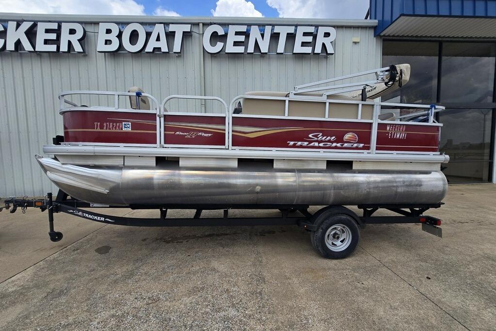 Sun Tracker BB18 2021 Sun Tracker BB18 pontoon boat on trailer at dealership.