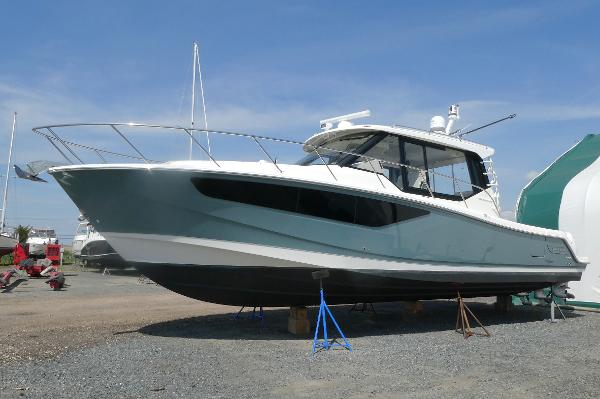 2021 Boston Whaler 405 Conquest