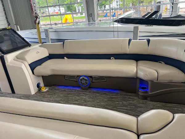 2020 Avalon Excalibur Elite Windshield 27’