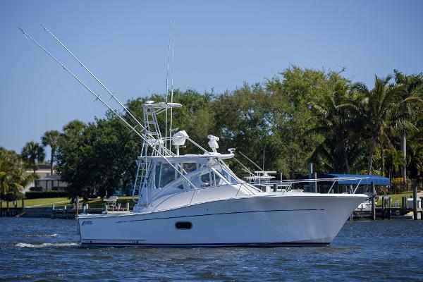 2010 Luhrs 37 Canyon Express