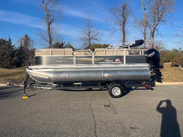 2025 Sun Tracker Party Barge 18 DLX