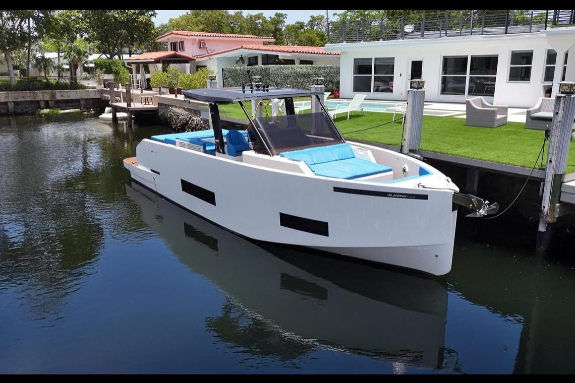 2021 De Antonio Yachts Center Console