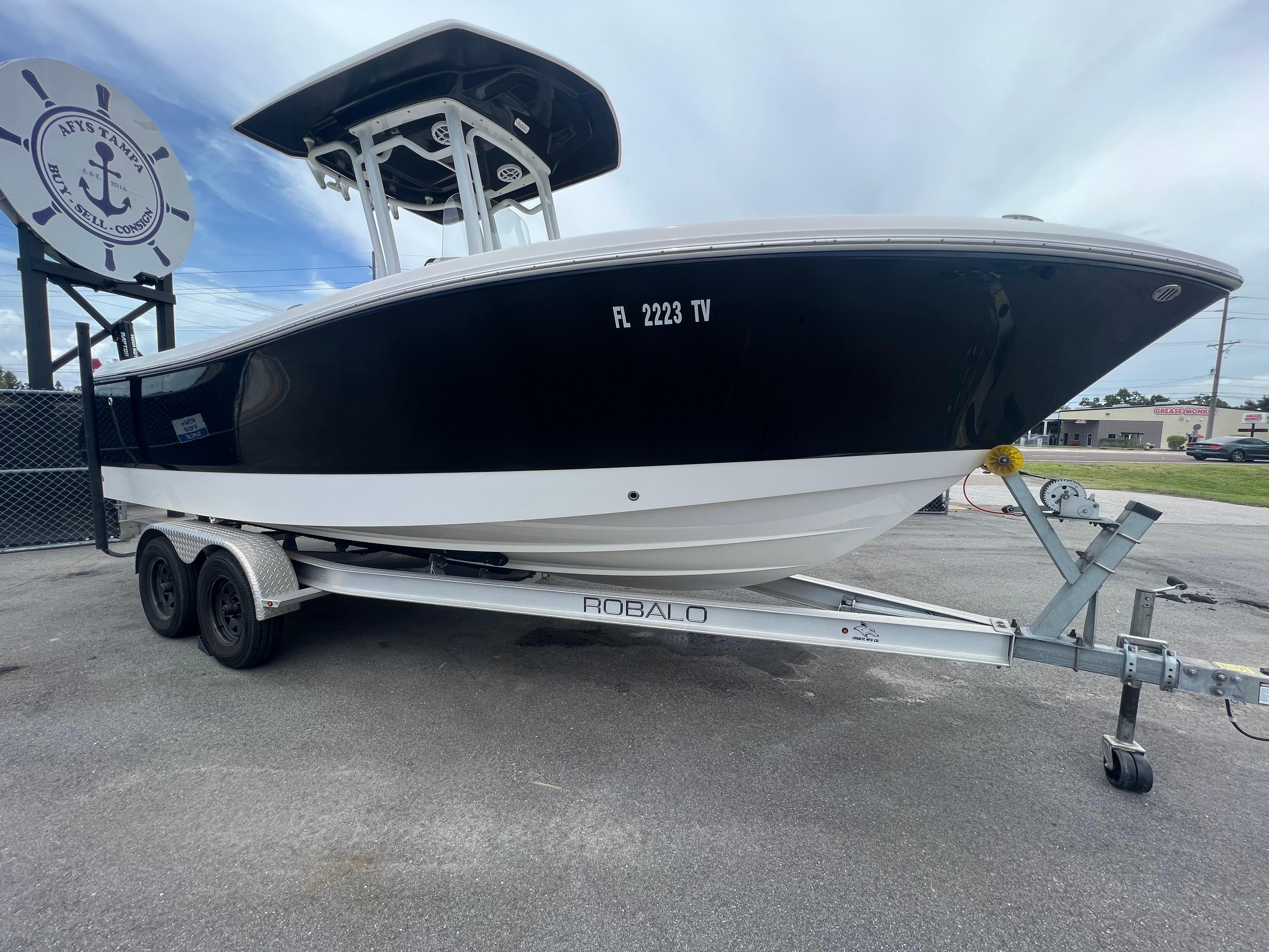 2023 Robalo R230 Center Console