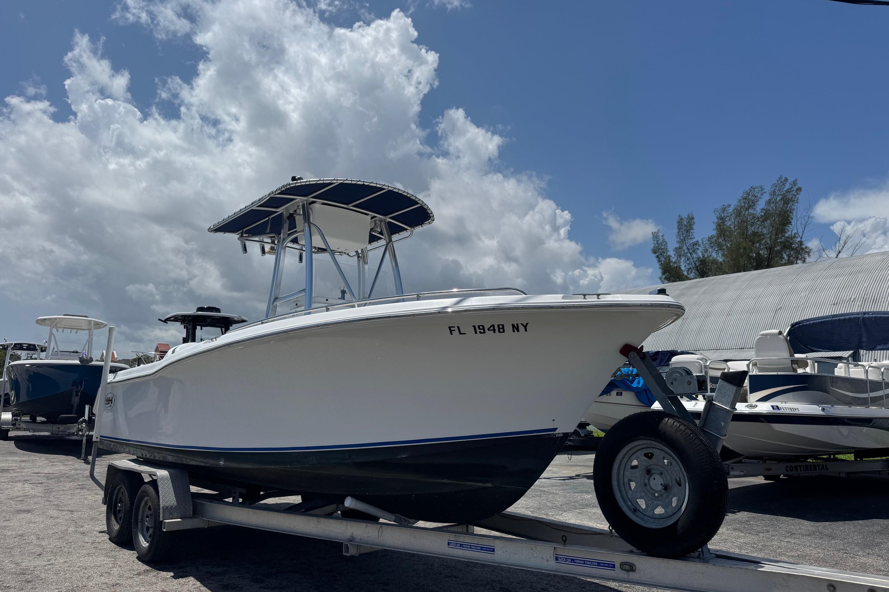 2008 Sea Hunt Triton 220
