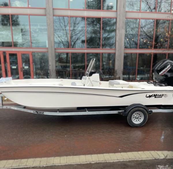 Mako Pro Skiff 17 CC 2025 Mako Pro Skiff 17 CC boat on trailer, parked outdoors.