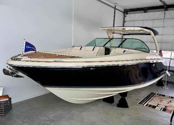 Chris-Craft Launch 35 GT 2024 Chris-Craft Launch 35 GT boat in showroom, featuring sleek design and luxury finishes.