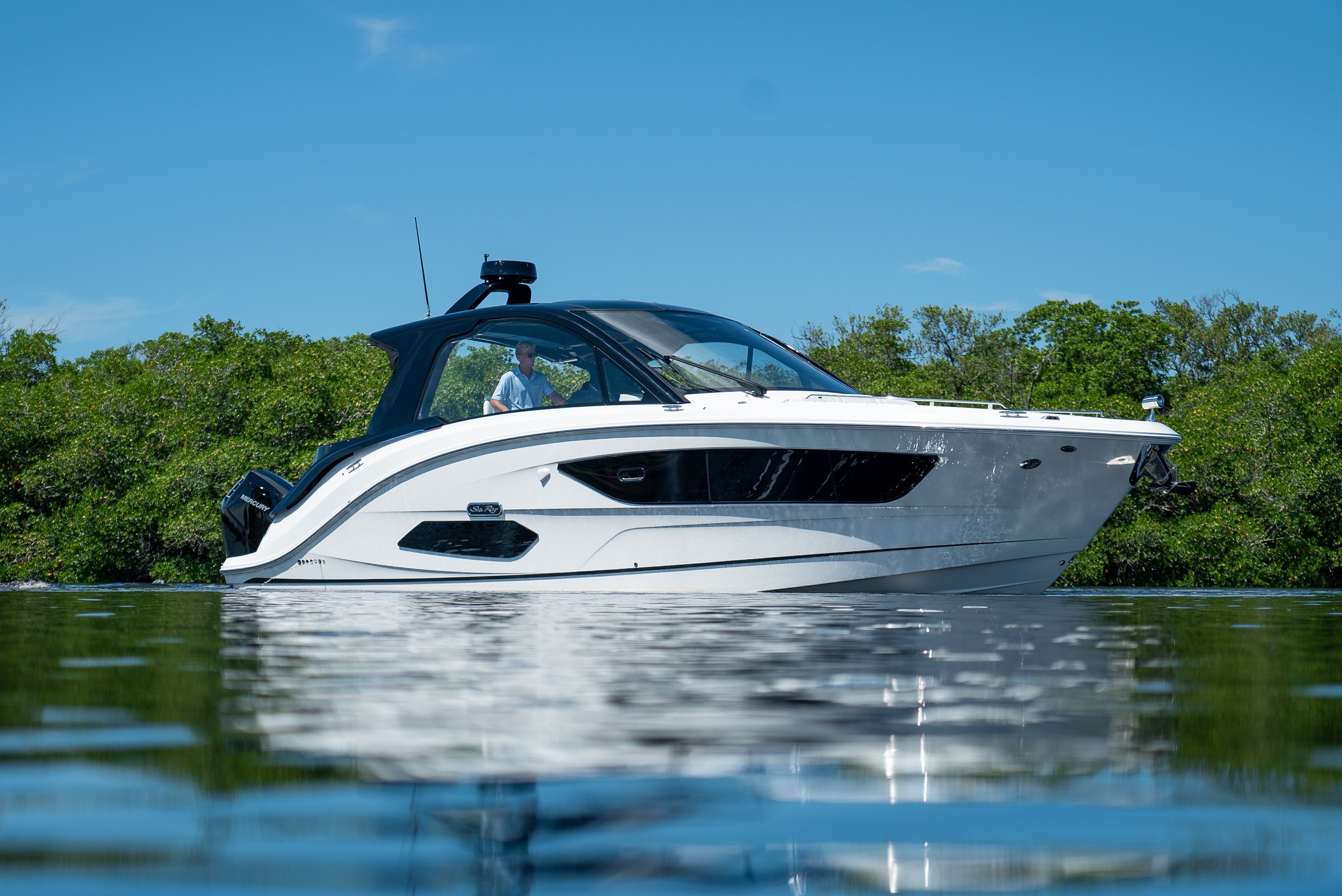 2026 Sea Ray Sundancer 370 Outboard