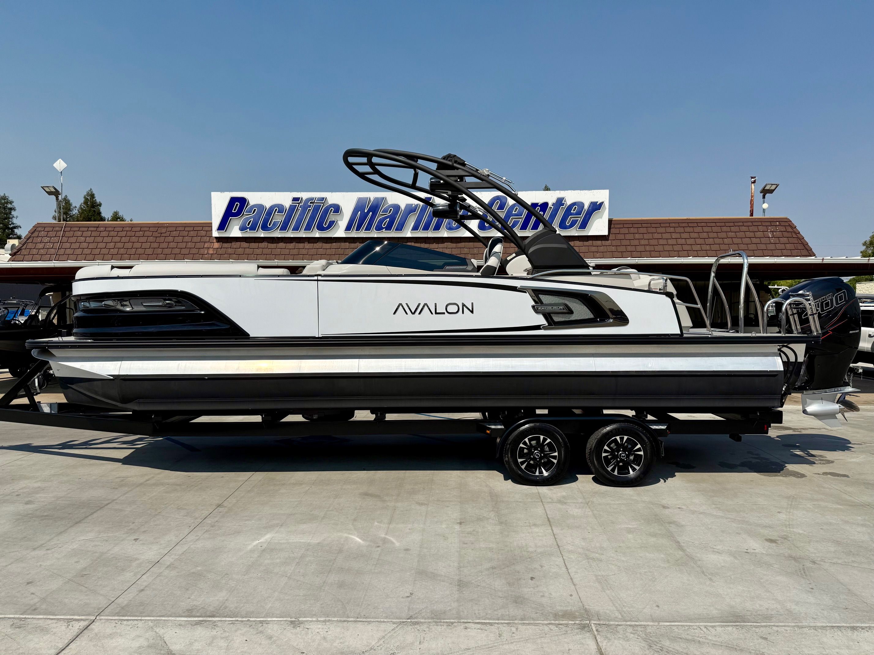2022 Avalon Excalibur Elite Windshield 27' - 400HP Mercury Racing!