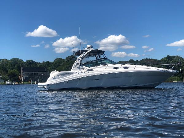 Sea Ray 340 Sundancer Sportsman 2005 Sea Ray 340 Sundancer Sportsman boat on calm water under blue sky.