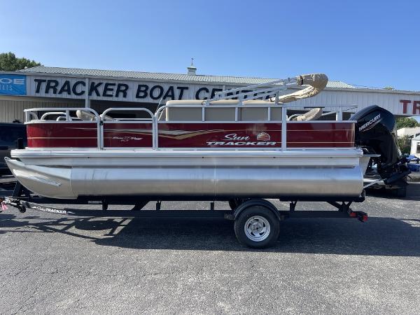 Sun Tracker Bass Buggy 18 DLX 2025 Sun Tracker Bass Buggy 18 DLX pontoon boat at Tracker Boat Center.