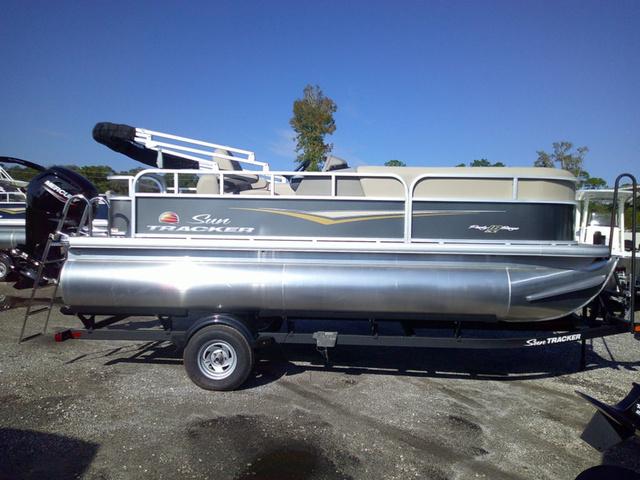 2025 Sun Tracker Party Barge 18