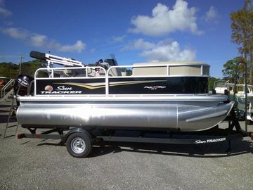 2025 Sun Tracker Party Barge 16