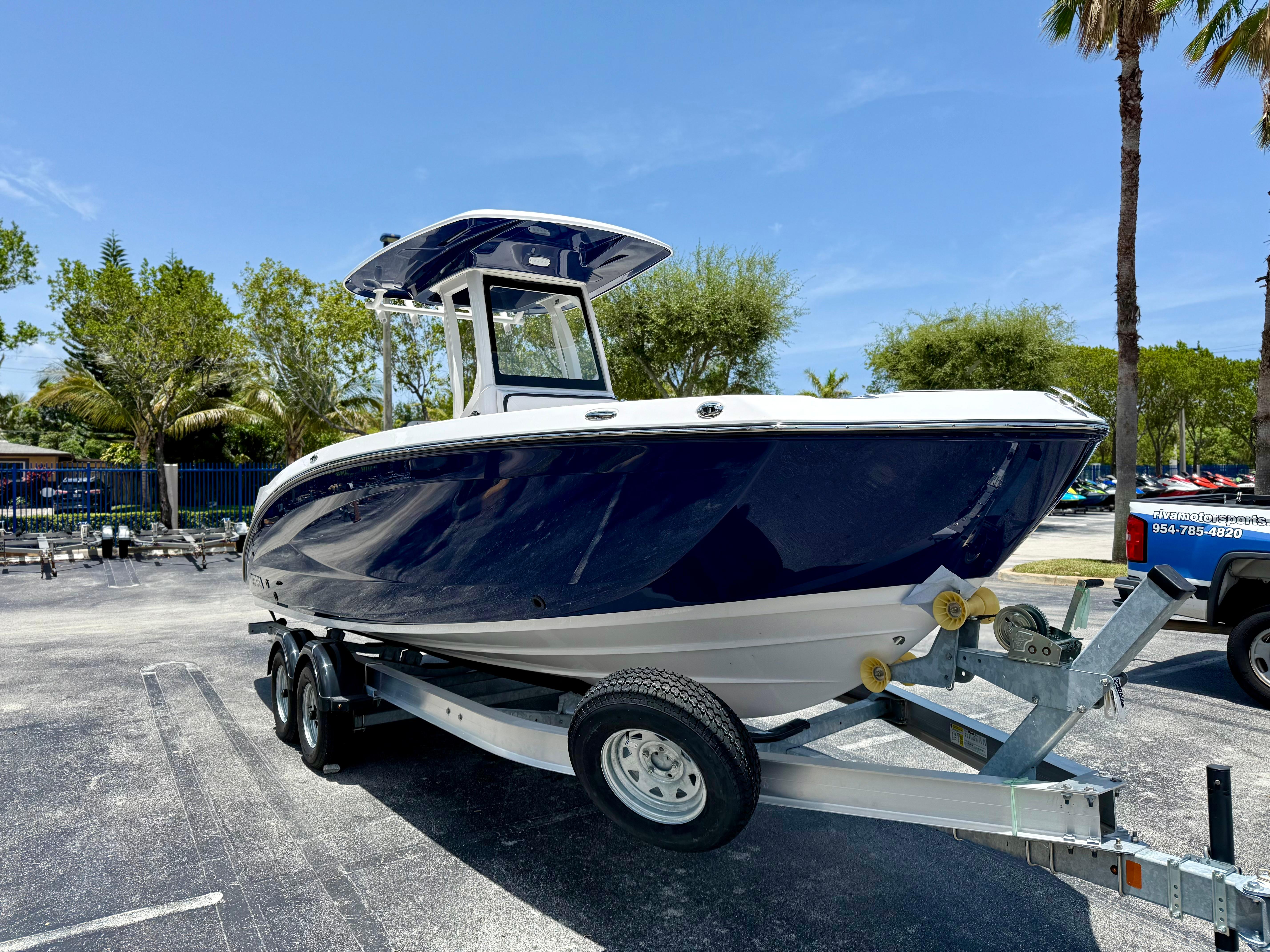 Yamaha Boats 255 FSH Sport H 2025 Yamaha Boats 255 FSH Sport H on trailer, parked outdoors under clear sky.