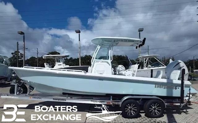 Everglades 243 CC 2025 Everglades 243 CC boat on trailer at Boaters Exchange dealership.