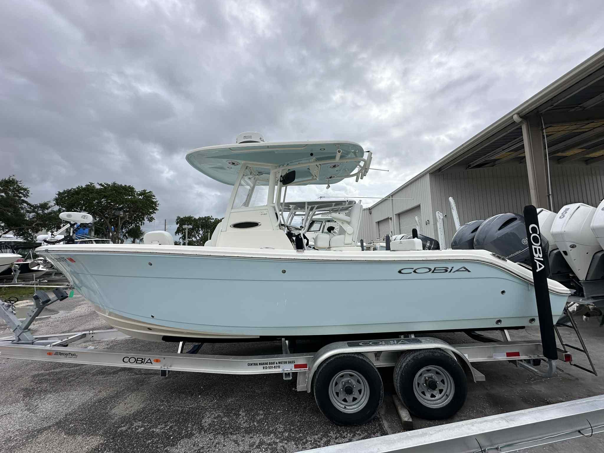 2022 Cobia 240 CC