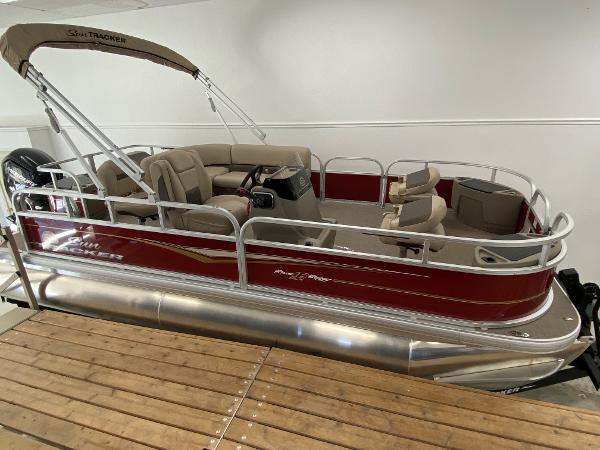 Sun Tracker Bass Buggy 18 DLX 2025 Sun Tracker Bass Buggy 18 DLX pontoon boat with beige seating and red exterior.