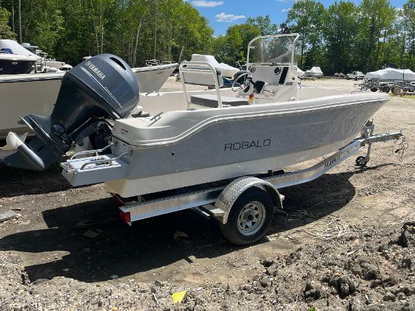 2025 Robalo R160 Center Console
