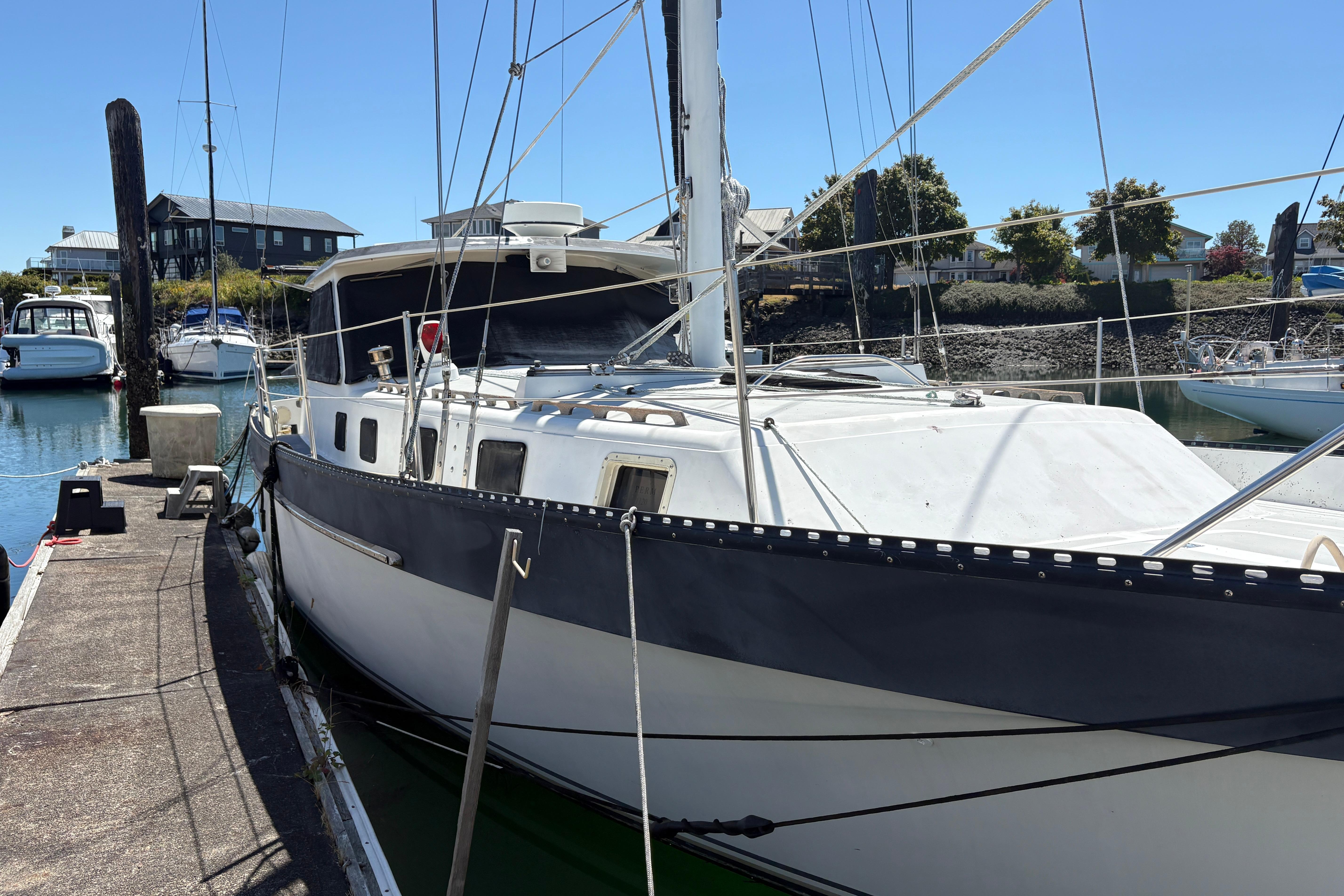 1981 Lancer 44 Powersailer
