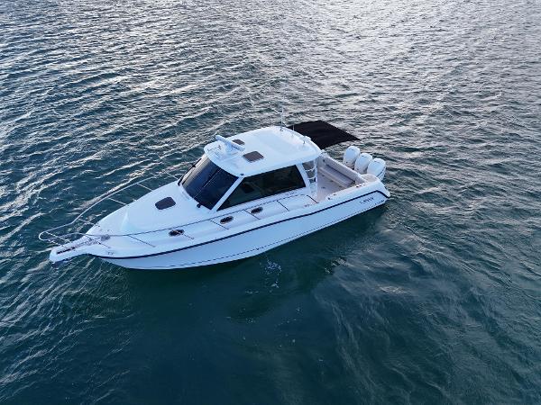 Boston Whaler 345 Conquest 2015 Boston Whaler 345 Conquest boat on open water.