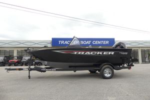 Tracker Pro Guide V-175 Combo 2026 Tracker Pro Guide V-175 Combo boat at Tracker Boat Center.