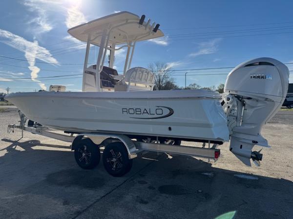 2025 Robalo 246 Cayman