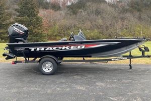Tracker Pro Team 175 Crappie Edition 2026 Tracker Pro Team 175 Crappie Edition boat on trailer, side view.