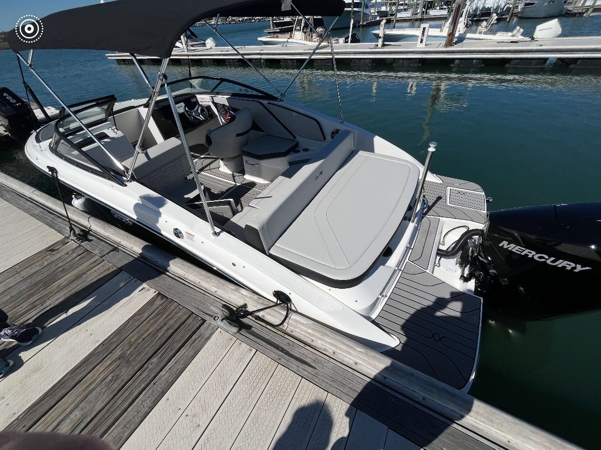 2025 Sea Ray SPX 210 Outboard
