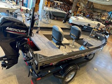 2025 Tracker Super Guide V-16 T