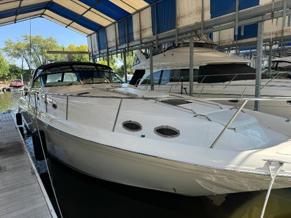 Sea Ray 450 Sundancer 1997 Sea Ray 450 Sundancer yacht docked under a covered marina.