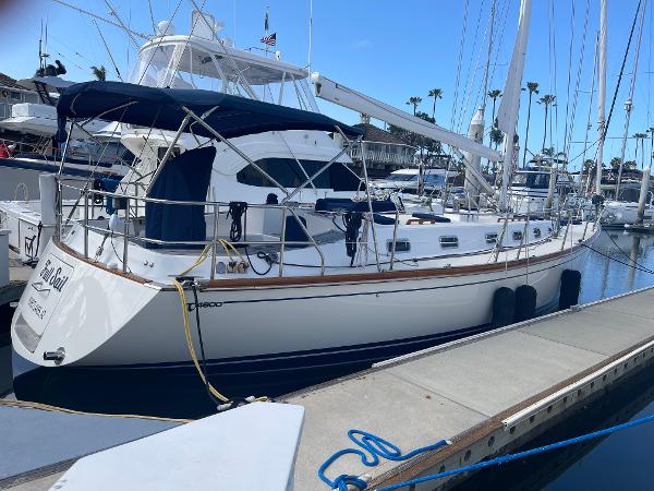 Tartan 4600 2003 Tartan 4600 sailboat docked at a marina, featuring sleek design and blue accents.