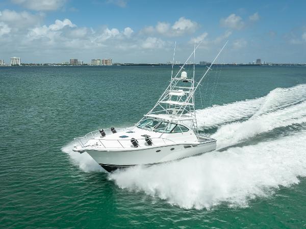 Tiara Yachts 4200 Open 2006 Tiara Yachts 4200 Open cruising on open water, creating a dynamic wake.