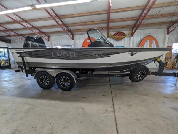 Lund 1975 Pro-V Sport 2025 Lund 1975 Pro V Sport boat on a trailer in a warehouse.