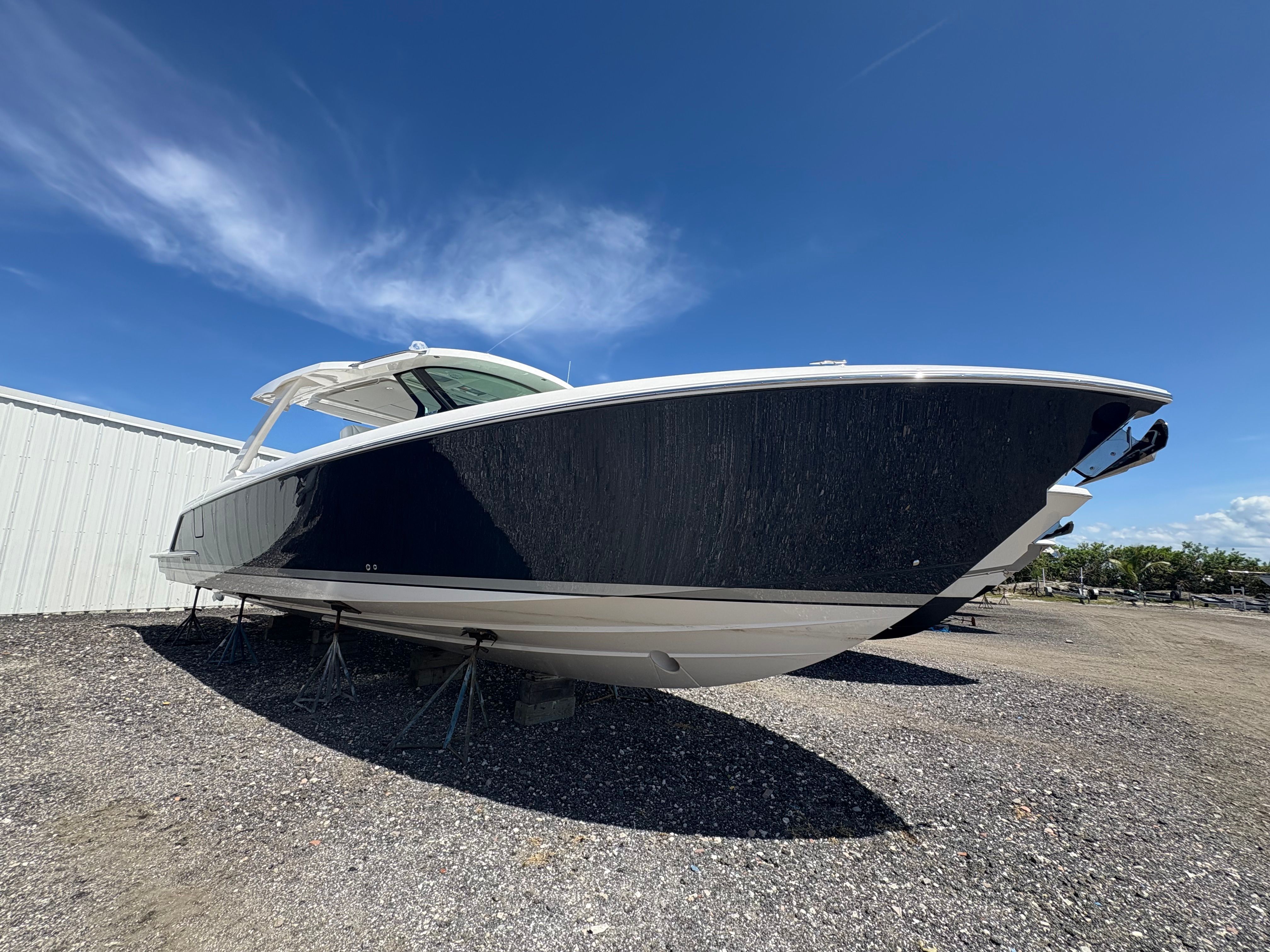 2025 Tiara Yachts 43 LS