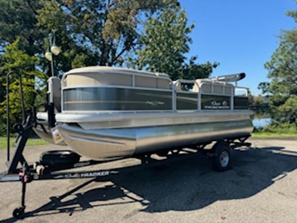 2025 Sun Tracker Party Barge 18 DLX