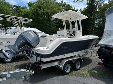 2024 Robalo R222 Center Console