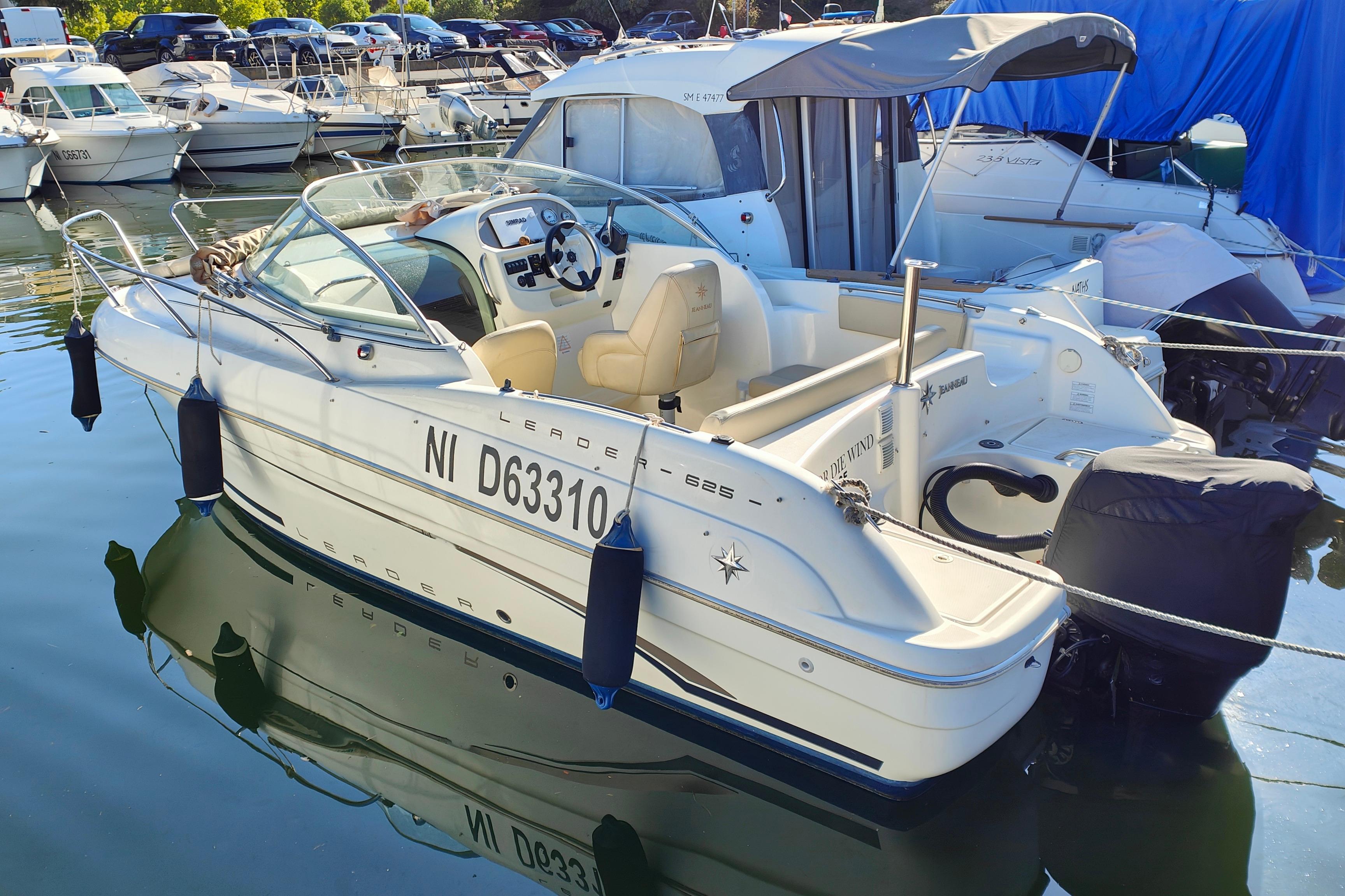 Jeanneau Leader 625 2008 Jeanneau Leader 625 boat docked in a marina, featuring sleek design and modern amenities.