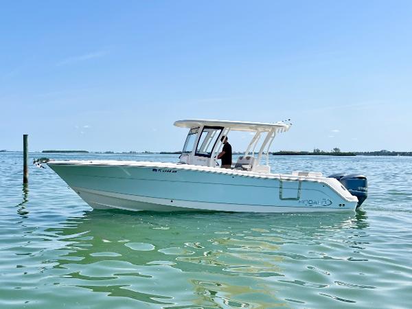 2020 Robalo R302 Center Console