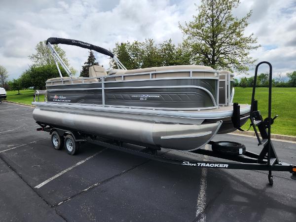 2025 Sun Tracker Party Barge 22 RF DLX