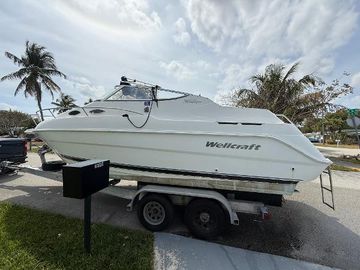 2000 Wellcraft 2400 Martinique