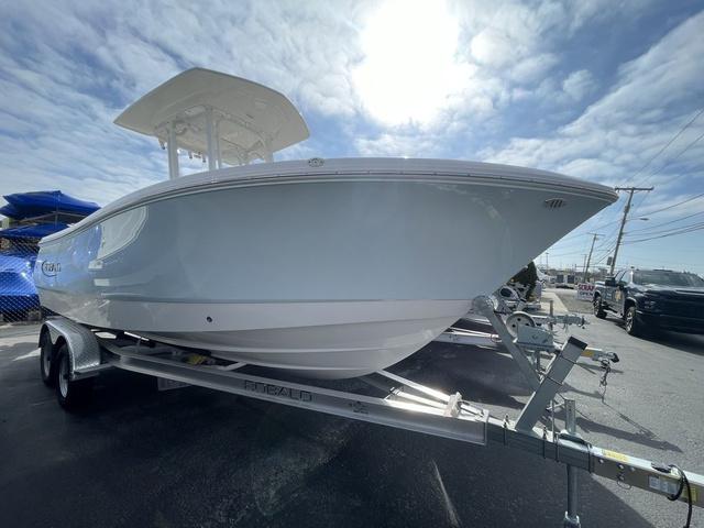 2025 Robalo R230 Center Console