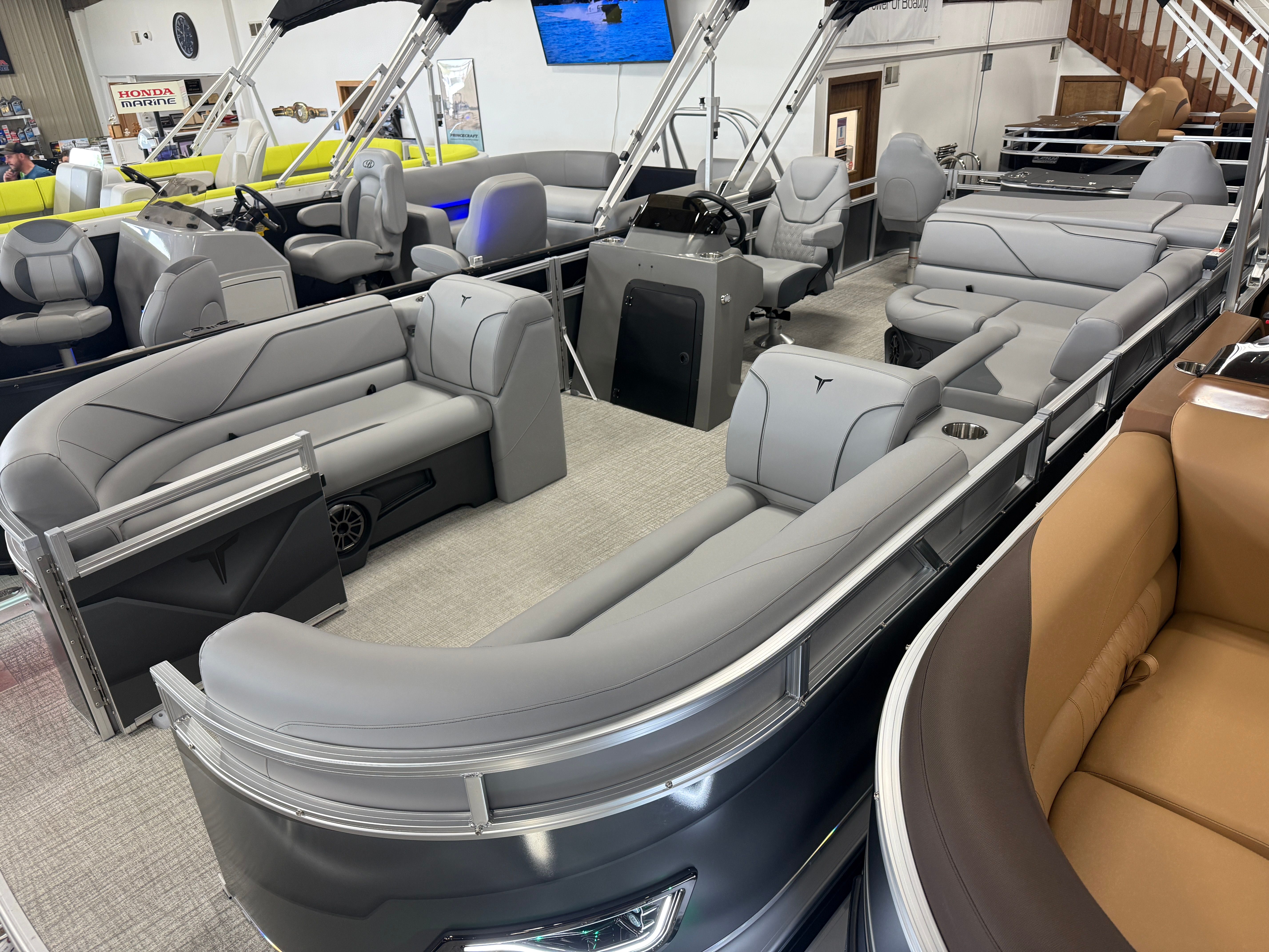 2026 Tahoe Sport 2385 Rear Fish & Honda 4-Stroke EFI