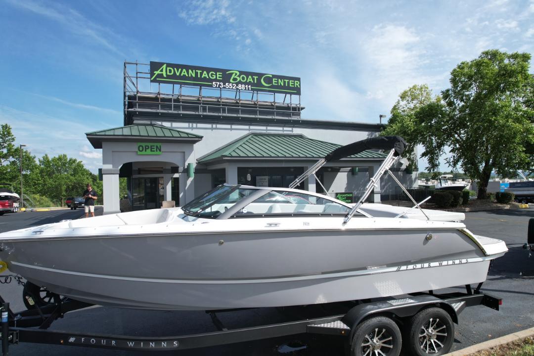 Four Winns H2 Freedom 2025 Four Winns H2 Freedom boat at Advantage Boat Center dealership.