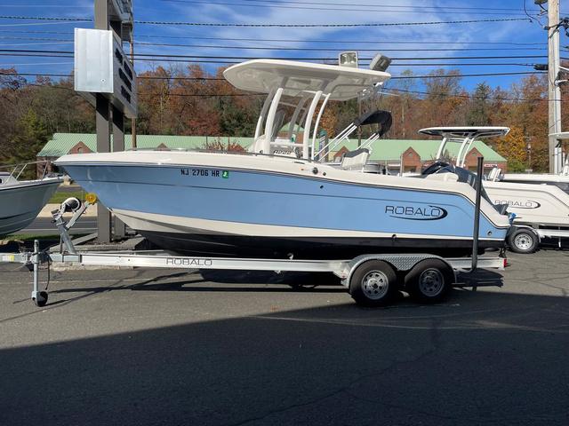 Robalo R222 Center Console