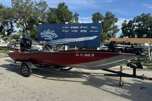 Tracker Pro Team 190 TX Tournament Edition 2019 Tracker Pro Team 190 TX Tournament Edition boat on trailer at Holiday Marine.