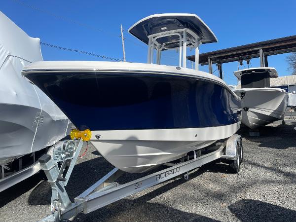 Robalo R230 Center Console 2022 Used Boat for Sale in Kingston