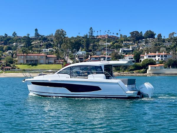 Sealine C335V