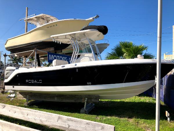Robalo R240 Center Console 2007 Robalo R240 Center Console boat displayed outdoors on a sunny day.